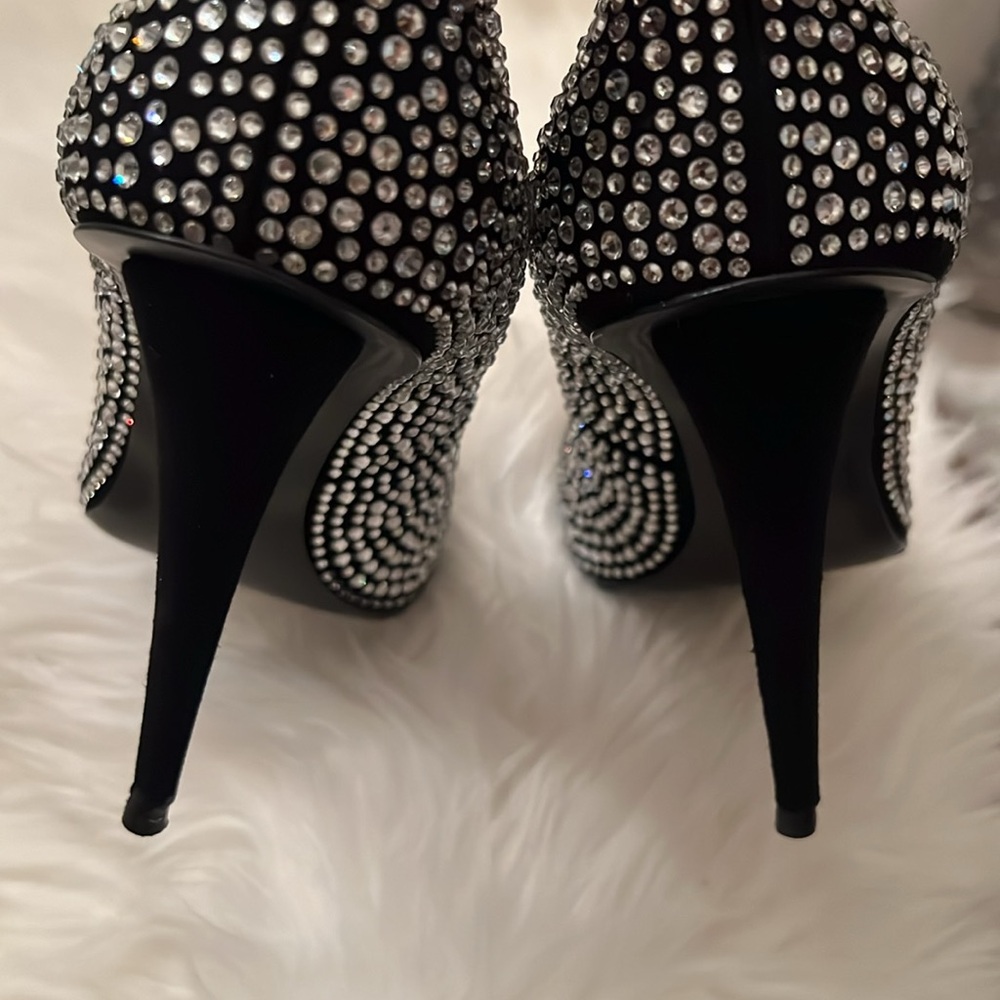 Giuseppe Zanotti
Black Crystal Embellished Suede Ester Pointed Toe Pumps - Picture 3 of 8